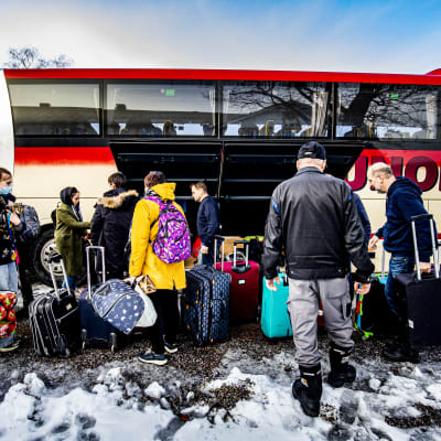 en buss anländer med flyktingar från Ukraina till pargas.