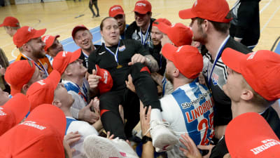 Andreas Rönnberg blir uppkastad i luften av spelarna i BK-46.