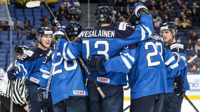 Finland firar ett mål i junior-VM i ishockey.