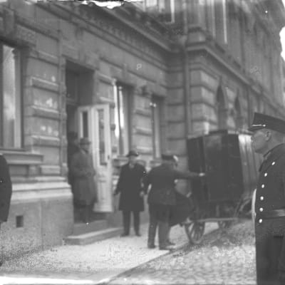 Margit Niininen stiger in i fångvagn utanför stadshuset i Åbo efter rättegång. 