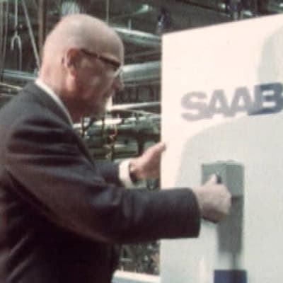 Presidentti Urho Kekkonen painaa käynnistysnappia Saabin tehtailla