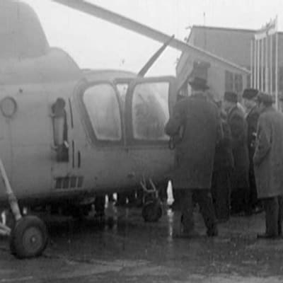 Ihmisiä kokoontuneena Mi-1–helikopterin ympärille Malmin lentoasemalla 1960-luvulla