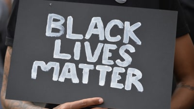 Demonstranter höll upp skyltar med texten "Black lives matter".