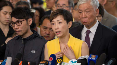 Parlamentarikern Tanya Chen håller presskonferens.