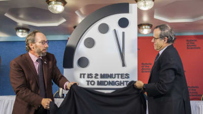 Lawrence Krauss (L), director of the Arizona State University Origins Project, and Robert Rosner (R), professor at the University of Chicago announce that they have adjusted the so-called 'Doomsday Clock' to two minutes to midnight.