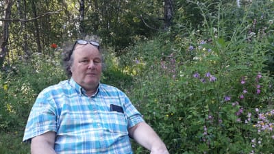 Biologen Anders Albrecht i sin trädgård i Sibbo