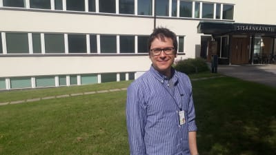 THLs specialistforskare Janne Härkönen utanför THLs kontor i Helsingfors