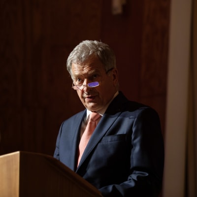 Sauli Niinistö som talar.