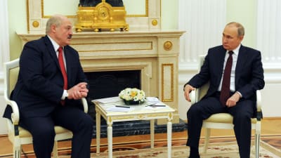 Valko-Venäjän presidentti Aljaksandr Lukašenka tapaamassa Moskovassa Venäjän presidenttiä Vladimir Putinia huhtikuussa 2021.