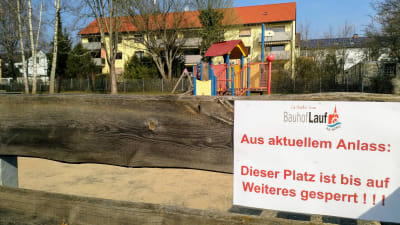 Skylt som förjuder tillträde till en lekplats i Tyskland.