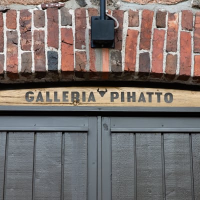 Galleria Pihaton kyltti vanhan Lappeenrannan Pappilan pihatto-rakennuksen seinässä oven yläpuolella.