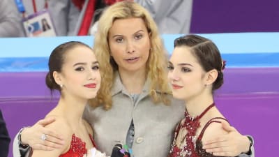 Konståkarna Alina Zagitova och Jevgenia Medvedeva med sin tränare Eteri Tutberidze i Pyeongchang 2018.