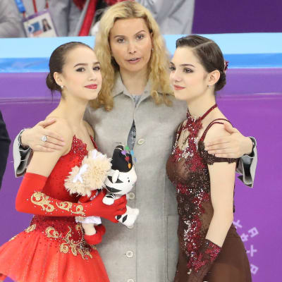 Konståkarna Alina Zagitova och Jevgenia Medvedeva med sin tränare Eteri Tutberidze i Pyeongchang 2018.