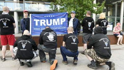 Trumpsupportrar och Soldiers of Odin välkomnar Trump till Helsingfors.