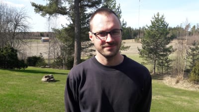 Philip Mannfolk utanför sitt hus i Kåtnäs i Närpes.