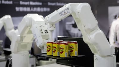 Robotarmar som kan packa livsmedel förevisas vid en teknikmässa