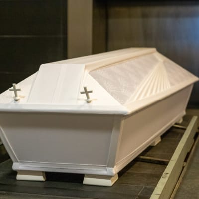 Arkku polttouunin edustalla valmiina työnnettäväksi uuniin.