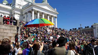 Helsingfors pride år 2014 samlade ett stort antal personer på Senatstorget.