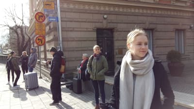 Elisabeth Järnefelt väntar på bussen.