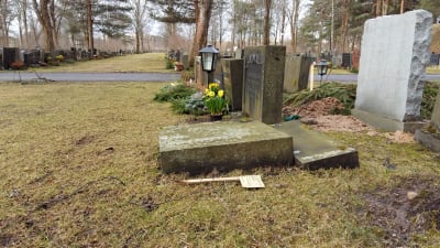Omkullvält gravsten på Åbo begravningsplats.