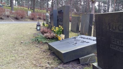 En gravsten med bara en tapp undertill har blivit sned och fällts omkull på Åbo begravningsplats.