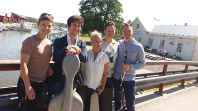 Anna Rajamäki (altfiol), Tomas Nuñez-Garcés (cello), Maija Linkola (violin), Nonna Knuuttila (konstnärlig ledare, violin) och Isaac Rodriguez (klarinett).