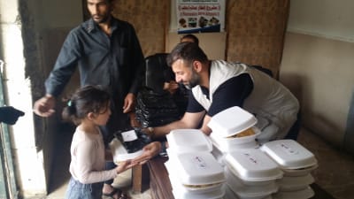 Rami Adham delar ut mat i Aleppo.