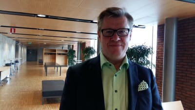 Marknadschef Antti Paananen på Energimyndigheten har förståelse för att elbolagen höjer på sina priser.