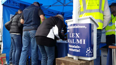 Människor skriver under medborgarinitiativet för Malms flygplats.