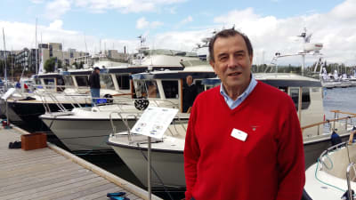 Johan Carpelan, grundare av Botnia Marin förevisar Targaflottan