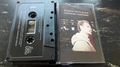 Pargasmusikern Robin Pahlman som spelat in ett album i New York och också gett ut alstret på kassett.