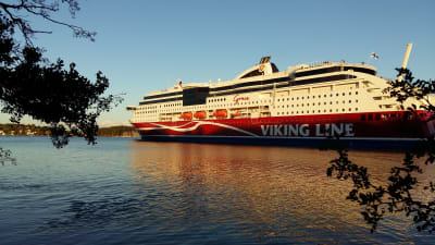 Viking Grace utanför Beckholmen i Åbo.