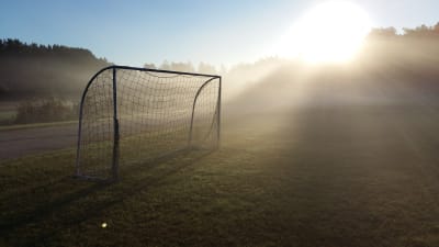 Dimma över fotbollsplanen i Näsby, Houtskär.