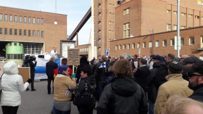 Demonstration framför Helsingfors tingsrätt.