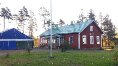 Den gamla skolbyggnaden i Täkter i Ingå.