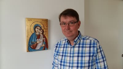 Stefan Forsén franför en ikon.
