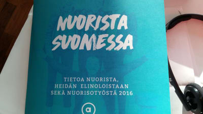 Bild på pärmen till Allianssis rapport med texten Nuorista Suomessa.