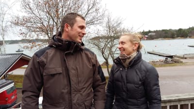 Einar och Sara Wallentowitz vid Kirjais Byhandel med utsikt över gästhamnen.