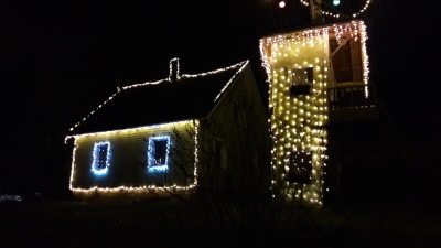 Julbelysning vid hus i Tarkis i Borgå.