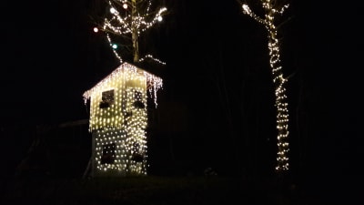 Julbelysning vid hus i Tarkis i Borgå.