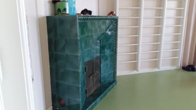 Gammal kakelugn på Ispois herrgård