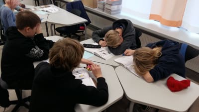 Pojkar lär sig svenska genom lekar på högstadienivå i Nickby hjärta i Sibbo.