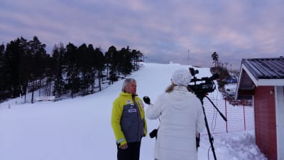 Jari Lehtinen från Åbo slalomsällskap intervjuas av Yles Minna Rosvall.