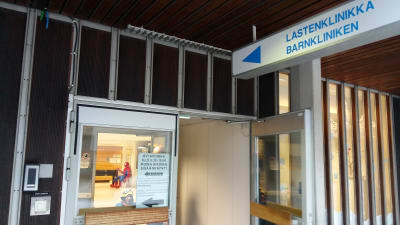 Dörren står öppen till barnkliniken vid Åbo universitetscentralsjukhus.