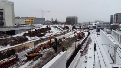 Grävmaskiner vid ÅUCS nybygge river ner de färdiga betongelement, som visade sig ha problem med hållfastheten.