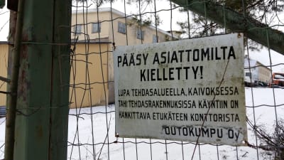 Skylt som förbjuder tillträde till Outokumpus gamla gruvområde i Aijala by i Kisko.