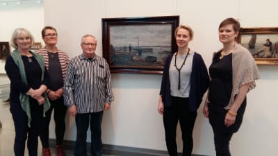 Nina Söderlund, Micaela Jansson, Roger Brooo, Sandra Nyberg och Anna Franzen framför tavlor av Victor westerholm