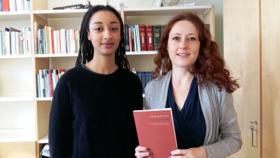 Maïmouna Jagne-Soreau och Tatjana Brandt medverkar i antologin  "Korsstygn, rastplats - om den finlandssvenska poesins belägenhet".