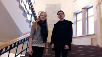 eleverna Kajsa Lindholm och Isak Palm i Katedralskolans trappa