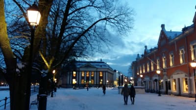 Lilltorget i Åbo med stadsbiblioteket och restaurang Tårget i vinterskrud.